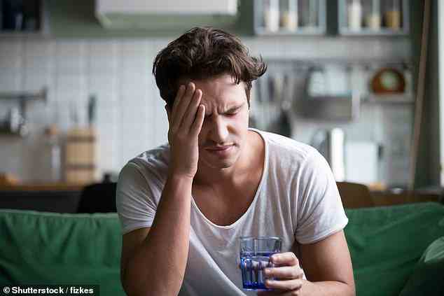 Wenn Sie ein regelmäßiger Kaffeetrinker sind, der versucht hat, einen Tag ohne Koffein auszukommen, haben Sie möglicherweise Kopfschmerzen gehabt.  Koffein verengt die Blutgefäße in deinem Gehirn und mit der Zeit gewöhnt sich dein Gehirn daran.  Aber wenn Sie Ihren Morgenkaffee auslassen, entspannen sich die Blutgefäße und eine unerwartete Menge Blut wird in das Gehirn gepumpt, was Kopfschmerzen verursacht