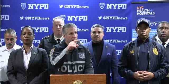Die Behörden halten eine Pressekonferenz bezüglich der Messerstecherei auf zwei NYPD-Beamte ab.