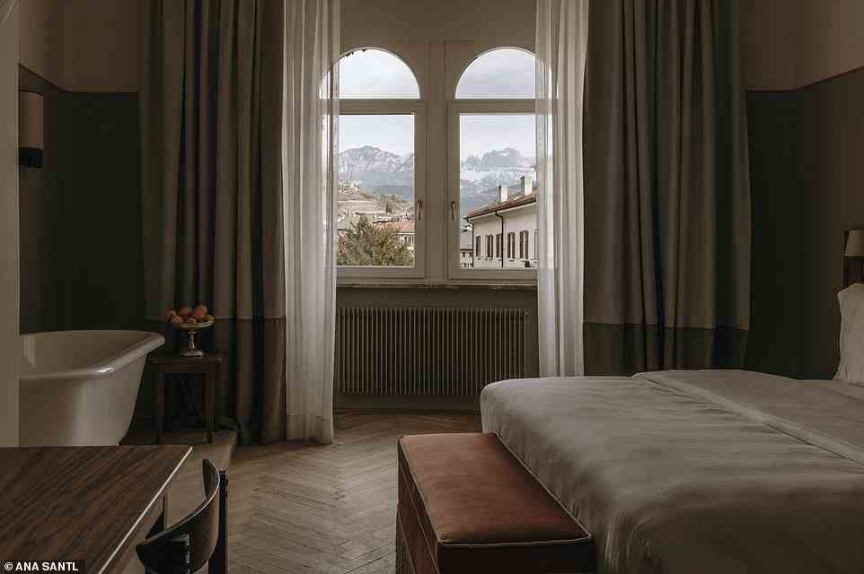 You'll detect a blend of Belle Epoque style and architecture from the 1950s and 1960s at Parkhotel Mondschein in Bolzano