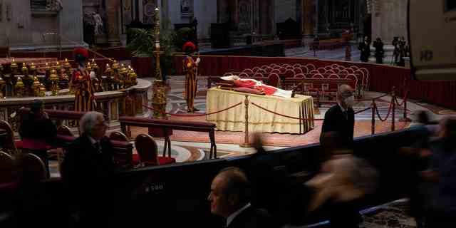Die Menschen sehen sich den Leichnam des verstorbenen emeritierten Papstes Benedikt XVI. an, der am Montag, den 2. Januar 2023, im Petersdom im Vatikan aufgebahrt ist.