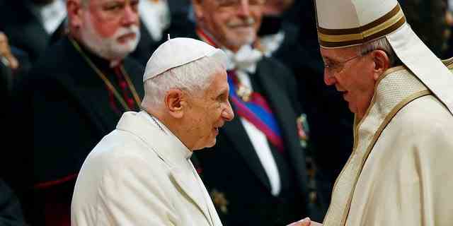 DATEI – Papst Franziskus begrüßt den emeritierten Papst Benedikt XVI. während einer Messe zur Ernennung von 20 neuen Kardinälen während einer Zeremonie im Petersdom im Vatikan am 14. Februar 2015.