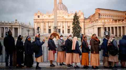 Die Menschen warten in der Schlange, um dem ehemaligen Papst Benedikt am 2. Januar 2023 in der Vatikanstadt vor seiner Beerdigung am Donnerstag ihre Ehrerbietung zu erweisen.