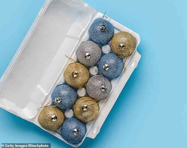 Wenn Sie Jahr für Jahr keine Lust mehr auf zerbrochene Ornamente haben, schlägt der Organisationsexperte vor, Eierkartons zu verwenden, um Ornamente sicher aufzubewahren (Archivbild)