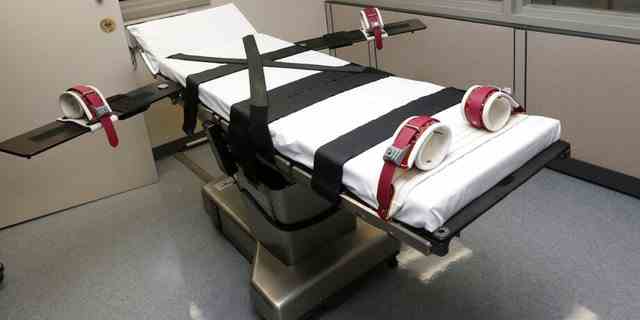 DATEI – Dieses Foto zeigt die Bahre in der Hinrichtungskammer des Oklahoma State Penitentiary in McAlester, Okla.