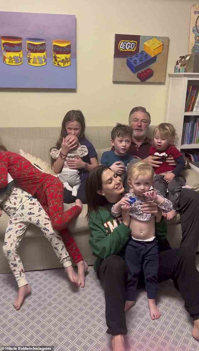 Kurzer Clip: Der 64-jährige Schauspieler und seine 38-jährige Frau traten in einem Video auf, in dem ihre Tochter Carmen, 9, ihren anderen Kindern die Neuigkeiten erklärte