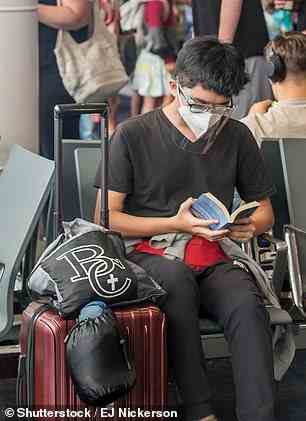 Einwohner von Seattle, Washington, leben in einem von 12 Landkreisen, die den Einwohnern jetzt empfehlen, Masken zu tragen.  Im Bild: Ein Mann trägt am Flughafen Seattle eine Maske