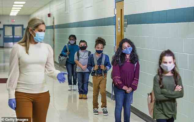 An den öffentlichen Schulen in Philadelphia müssen Schüler und Mitarbeiter in den ersten zehn Tagen nach der Winterpause vom 3. bis 13. Januar Masken im Klassenzimmer tragen. Beamte führen die „Tripledemie“ von Covid, RSV und Grippe an, warum Masken benötigt werden (Aktenfoto).