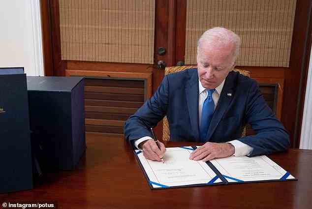 TikTok ist jetzt von allen Geräten verboten, die dem US-Repräsentantenhaus gehören und von ihm verwaltet werden – Teil des 1,7 Billionen Dollar schweren Omnibus-Ausgabengesetzes, das am 29. Dezember von US-Präsident Joe Biden unterzeichnet wurde (Bild).