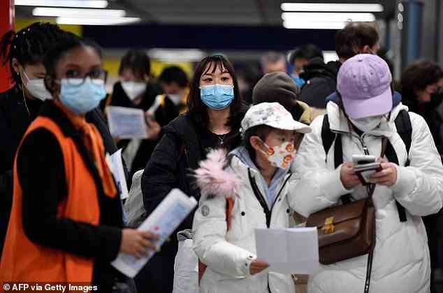 Im Bild: Passagiere eines Fluges aus China warten am Sonntag in einer Schlange, um ihre Covid-Impfdokumente am Flughafen Charles de Gaulle in Paris, Frankreich, zu überprüfen