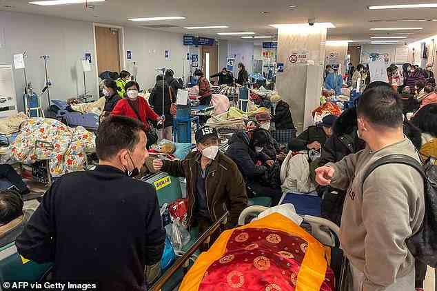Im Bild: Covid-Patienten auf Tragen werden heute im Tongren-Krankenhaus in Shanghai, China, gesehen