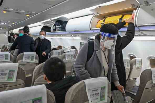 Reisende in einem chinesischen Verkehrsflugzeug