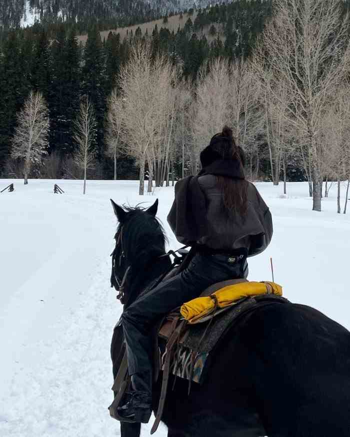 Kendall Jenner sieht schick aus, während sie auf einem Pferd durch den Schnee reitet