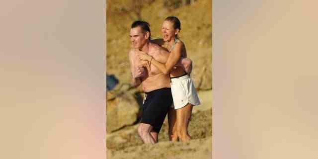 Naomi Watts hält sich am Strand an ihrem Freund Billy Crudup fest.