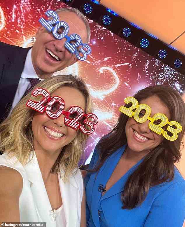 Beretta postete am Dienstag auf Instagram ein Foto von sich, Co-Moderatorin Edwina Bartholomew (Mitte) und Hogan (rechts), die am Set von Sunrise posieren und eine festliche 2023-Brille tragen