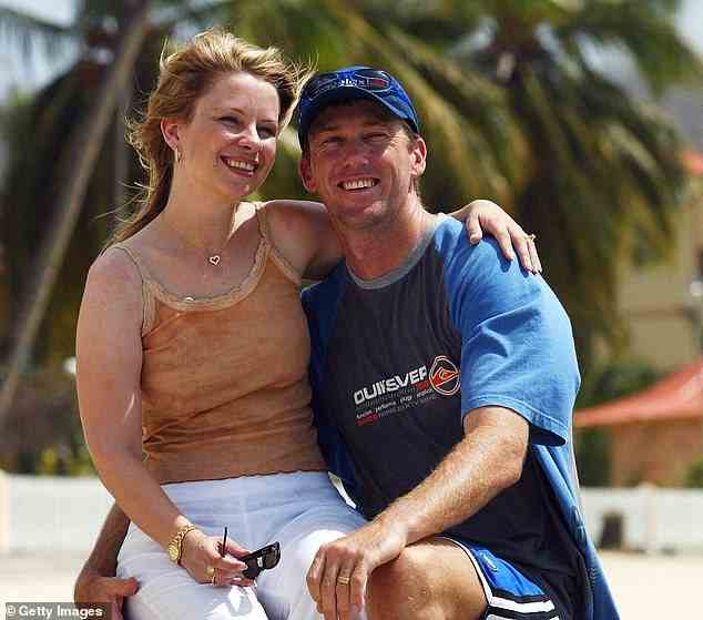 Die Frau des australischen Fast Bowlers Jane (links) starb 2008 an Brustkrebs. Das Paar ist 2003 zusammen abgebildet
