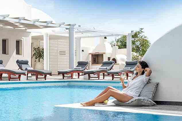 Eine Anzahlung von £60 bei easyJet sichert Ihren Aufenthalt im Boutique Splendor Resort auf der griechischen Insel Santorini (oben)