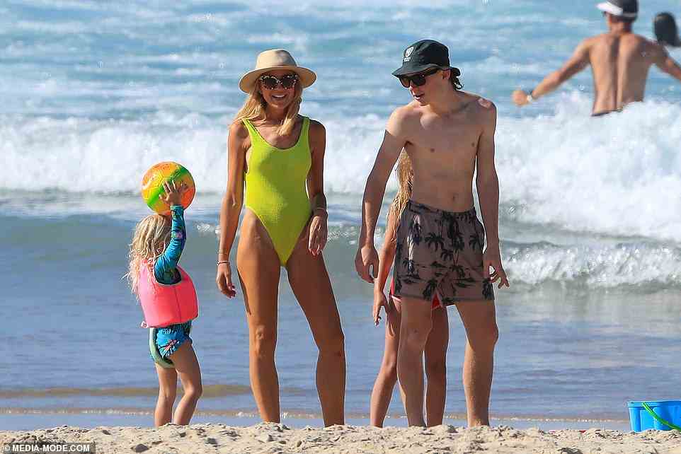 Eine Familienangelegenheit!  Carrie sah mit ihrem Sohn und ihren Töchtern mühelos umwerfend aus, während sie eine wohlverdiente Pause in Byron Bay genoss