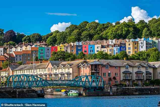 Oben sehen Sie farbenfrohe Häuser in Bristol, wo Clive seine frühen Tage als Radioreporter verbrachte