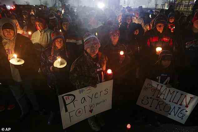 Buffalo Bills-Fans und Community-Mitglieder versammeln sich zu einer Kerzenlicht-Mahnwache für die Sicherheit der Bills