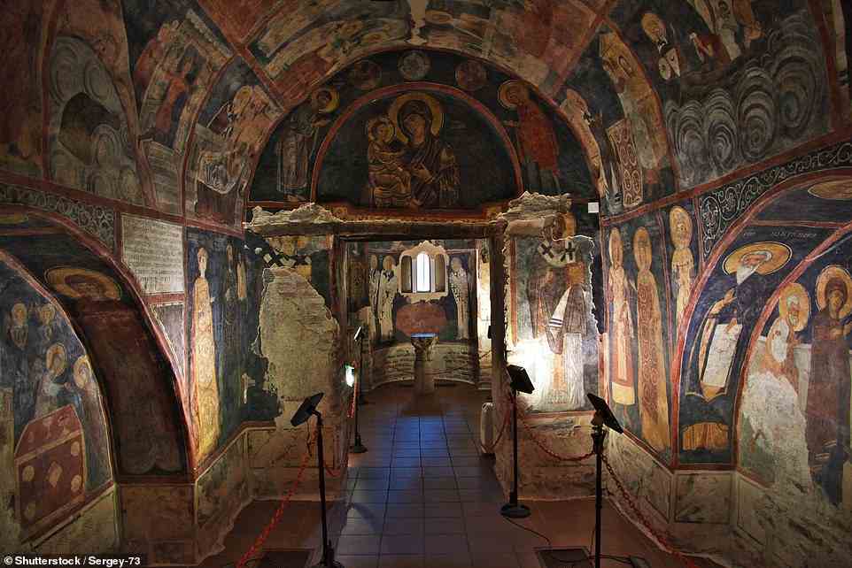 In den Ausläufern des Vitosha-Gebirges verbirgt die zum UNESCO-Weltkulturerbe gehörende Boyana-Kirche (oben) Fresken, die es mit Michelangelo aufnehmen könnten, schreibt Charlie