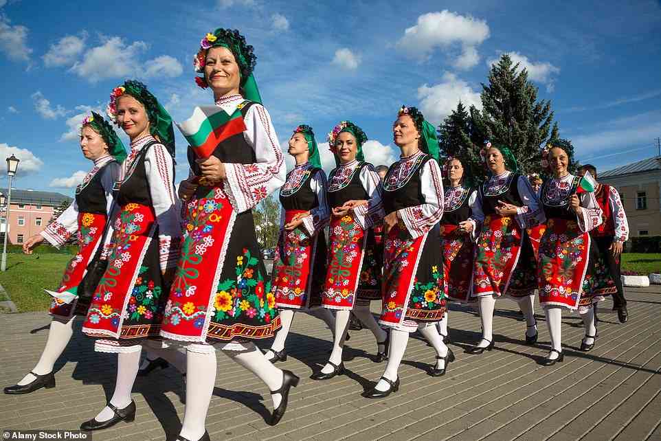 Während Charlie in Sofia auswärts isst, sieht er einen Kreis von Einheimischen zu traditioneller Volksmusik tanzen.  Oben sind bulgarische Frauen in Trachten