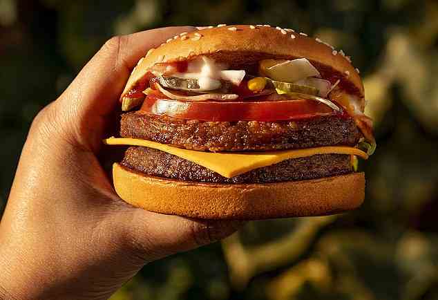 Die Fans fordern, dass die Fast-Food-Kette einen Double McPlant (im Bild) auf den Markt bringt, seit sie 2021 ihre Single-Patty-Version des Sandwichs herausgebracht hat