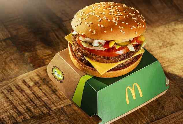 Der Double McPlant (im Bild) enthält ein Sesambrötchen, Senf, Ketchup, Sandwichsauce, frische Zwiebeln, Gurken, Salat, Tomaten und veganen Käse, der „genau wie die legendären Käsescheiben von McDonald's schmeckt“.