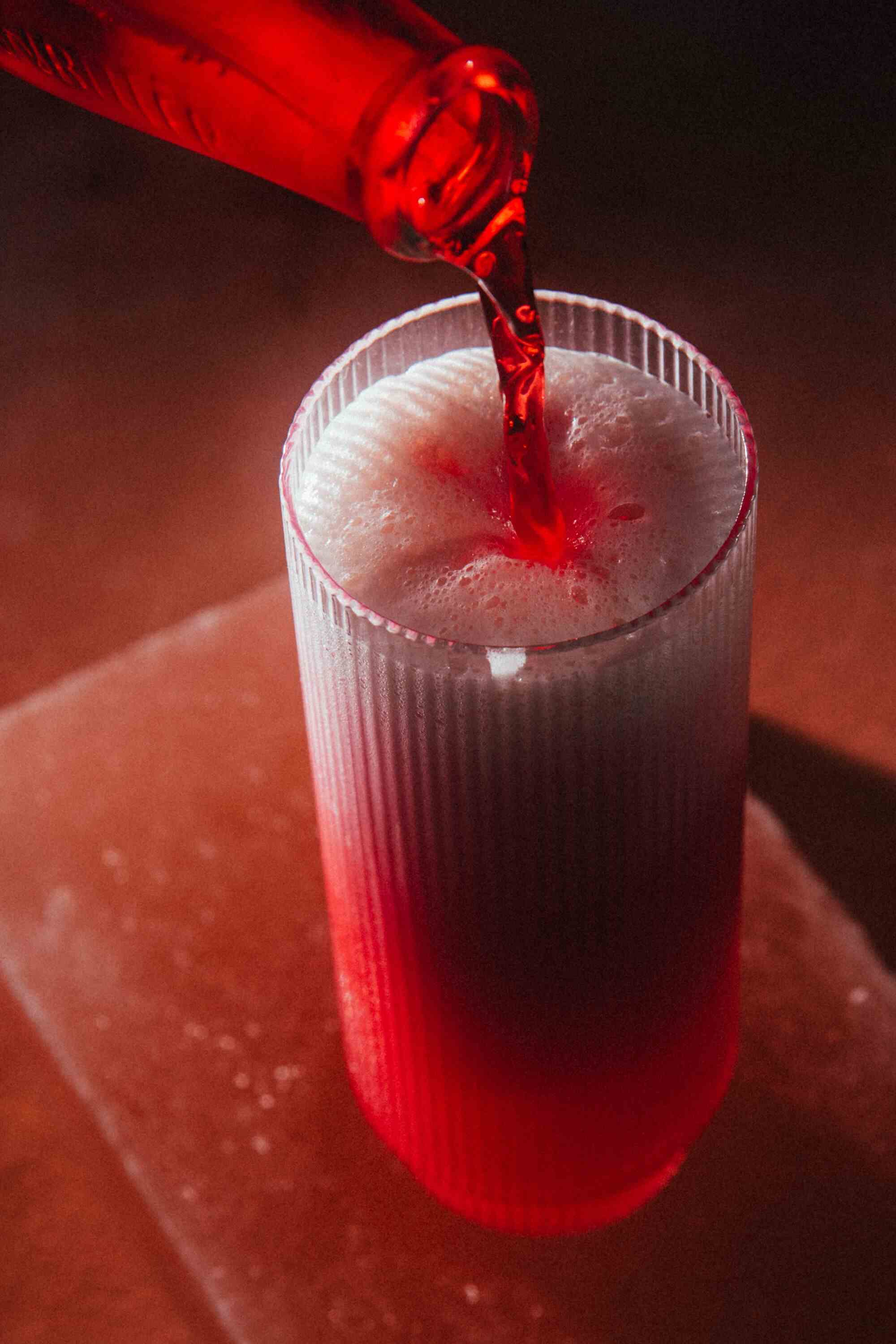 Der Fizz Italiano kombiniert einen Grapefruit Gin Sour mit einem bitteren Spritzer unter der Discokugel.