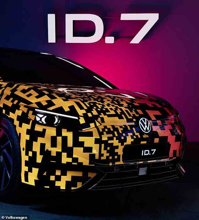 VW sagt, dass der ID.7 mit seinem größten Batteriepaket (77 kWh) voraussichtlich eine Reichweite von bis zu 700 km bei voller Ladung haben wird.
