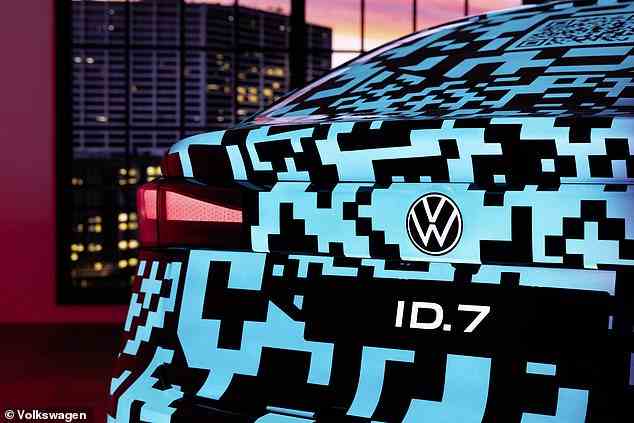 Details des Äußeren des ID.7 wurden durch eine fleißige Tarnung verborgen, eine spezielle, vom QR-Code inspirierte Funktion, die VW als „elektrolumineszierende“ Farbe bezeichnet, die über 22 Panels leuchten kann