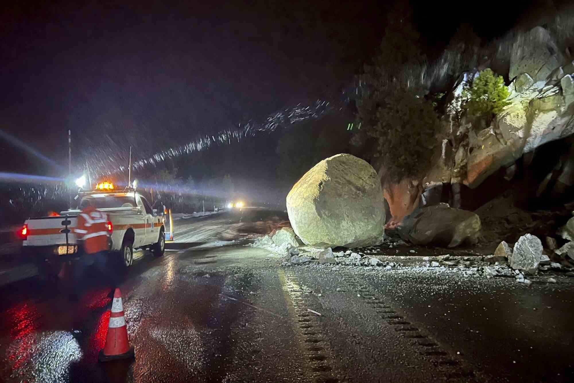 Caltrans-Crews überprüfen große Felsbrocken, die auf den Highway 50 gefallen sind.