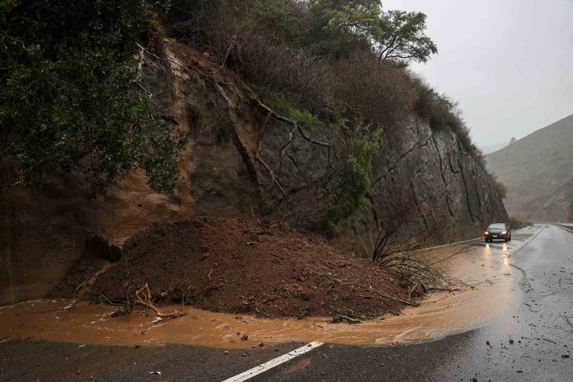 Ein Erdrutsch blockiert eine Spur des Highway 92 West im San Mateo County.