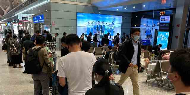 Passagiere bereiten sich auf dem Flughafen in der nordzentralchinesischen Provinz Jiangxi darauf vor, in einen Flug einzusteigen.