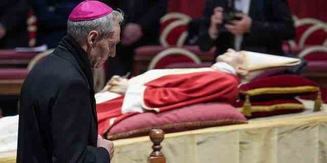 Erzbischof Georg Gänswein betet vor dem Leichnam des emeritierten Papstes Benedikt XVI. im Petersdom. 