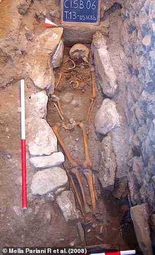 Im Jahr 2006 wurde das Skelett eines enthaupteten Mannes (im Bild) in einem Grab in der Nähe seines Eingangs gefunden, das im 11. Jahrhundert erbaut wurde