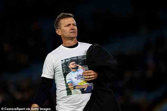 Leeds-Manager Jesse Marsch trägt ein Trikot, um Mateusz Klich für seinen Dienst im Club zu danken