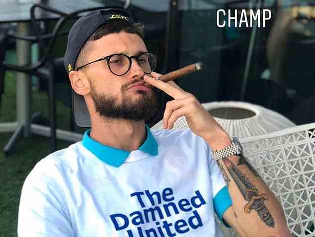 Abschieds-T-Shirts, die von Klichs Teamkollegen getragen werden, zeigen den Mittelfeldspieler, der nach dem Aufstieg von Leeds in die Premier League im Jahr 2020 eine Zigarre raucht