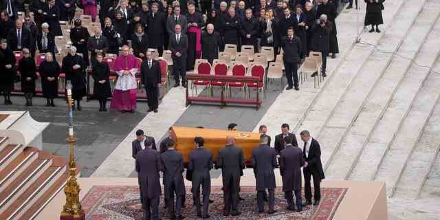 Der Sarg des verstorbenen emeritierten Papstes Benedikt XVI. wird am Donnerstag, den 5. Januar 2023, zu einer Trauermesse im Vatikan auf den Petersplatz gebracht. 