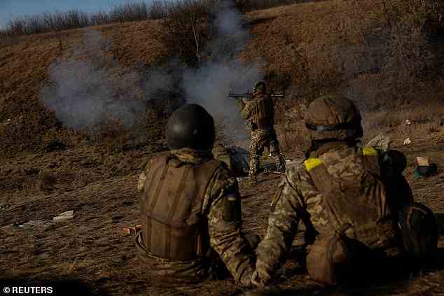Der russische Präsident forderte Kiew auf, den vorgeschlagenen Waffenstillstand einzuhalten, der 36 Stunden dauern würde: vom 6. Januar um 12 Uhr bis zum 7. Januar um Mitternacht. Im Bild: Ein ukrainischer Soldat feuert am 3. Januar ein Granatwerfer nahe der ukrainischen Front ab