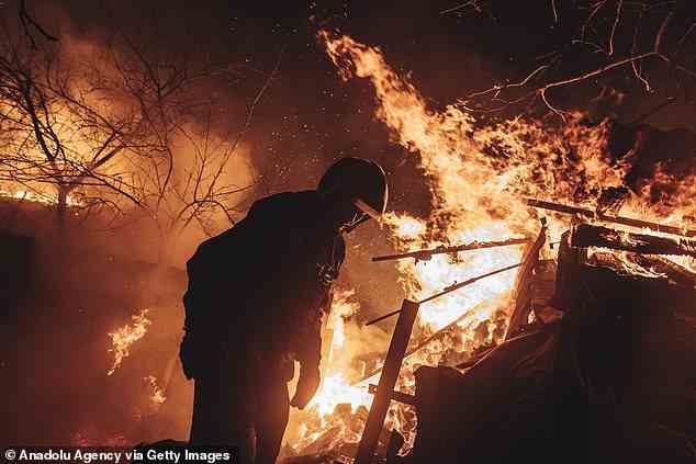 Rettungskräfte löschen ein Feuer, nachdem sie die Bakhmut-Front in Ivanivske, Ukraine, beschossen haben, während der russisch-ukrainische Krieg am 2. Januar weitergeht