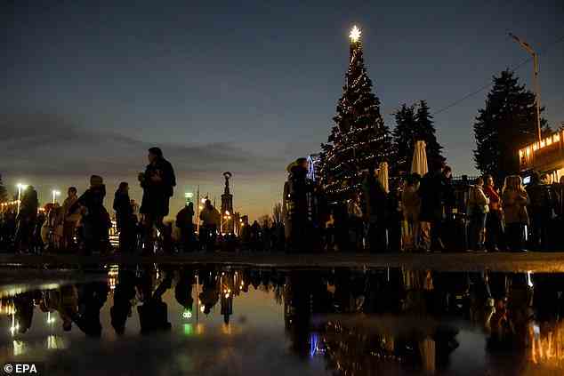 Die russisch-orthodoxe Kirche, die den alten julianischen Kalender verwendet, feiert Weihnachten am 7. Januar – später als der gregorianische Kalender – obwohl einige Christen in der Ukraine den Feiertag auch an diesem Tag begehen.  Im Bild: Ein Weihnachtsbaum ist am 2. Januar in Kiew zu sehen