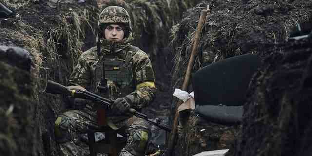 Ein ukrainischer Soldat ruht am Samstag, den 17. Dezember 2022, auf seiner Position in Bachmut, Gebiet Donezk, Ukraine. 