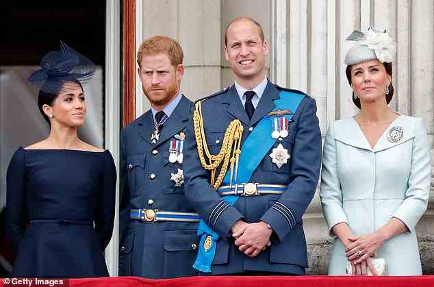 Meghan, Harry, William und Kate beobachten einen Vorbeiflug anlässlich des hundertjährigen Bestehens der Royal Air Force im Jahr 2018