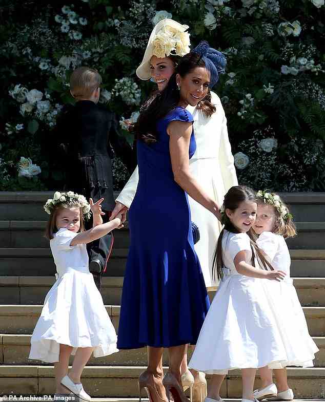 Die Herzogin von Cambridge mit Prinzessin Charlotte und anderen Brautjungfern, die im Mai 2018 zur Hochzeit von Prinz Harry und Meghan in der St. George's Chapel in Windsor Castle ankommen