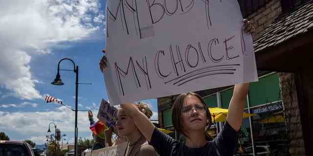 Eine Gruppe von Teenagern protestiert am 2. Juli 2022 auf der Hauptstraße in Driggs, Idaho, gegen die Entscheidung des Obersten Gerichtshofs im Fall Dobbs gegen Jackson Women's Health.