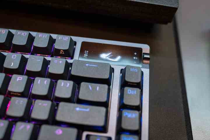 Ein OLED-Display auf der ROG Azoth-Tastatur.