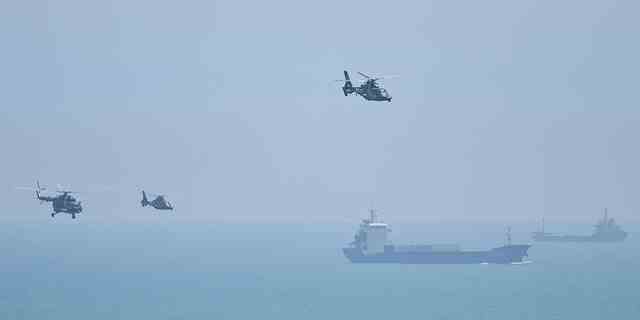 TOPSHOT – Chinesische Militärhubschrauber fliegen am 4. August 2022 in der Provinz Fujian an der Insel Pingtan vorbei, einem der nächstgelegenen Punkte Festlandchinas von Taiwan.