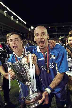 Vialli feiert mit Dennis Wise den Sieg von Chelsea gegen Stuttgart im Finale des Europapokals der Pokalsieger 1998