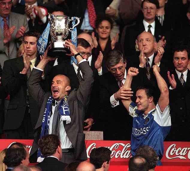 Sie gewannen auch den FA Cup im Jahr 2000 im letzten Finale, das im ursprünglichen Wembley ausgetragen wurde