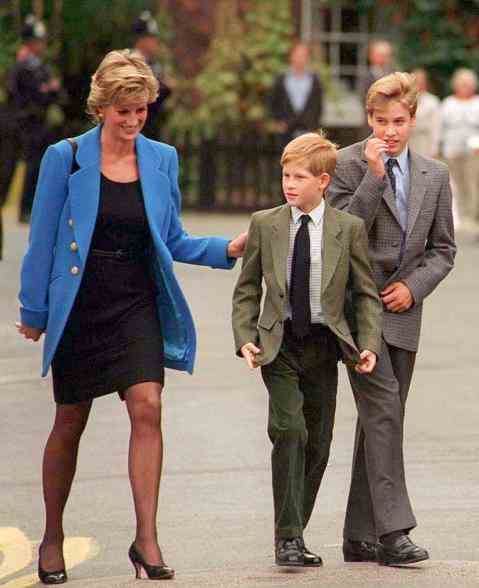 Prinzessin Diana geht mit Prinz Harry und Prinz William im Anzug spazieren
